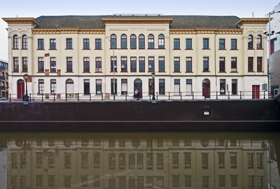 830031 Gezicht op de aan de Catharijnekade gelegen gevel van het voormalige Vinkepand (Vredenburg 40) te Utrecht.